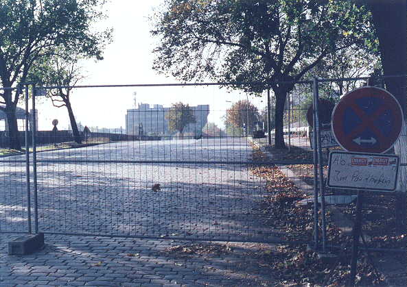 The Invalidienstrasse street bridge over former railway line, 1995
